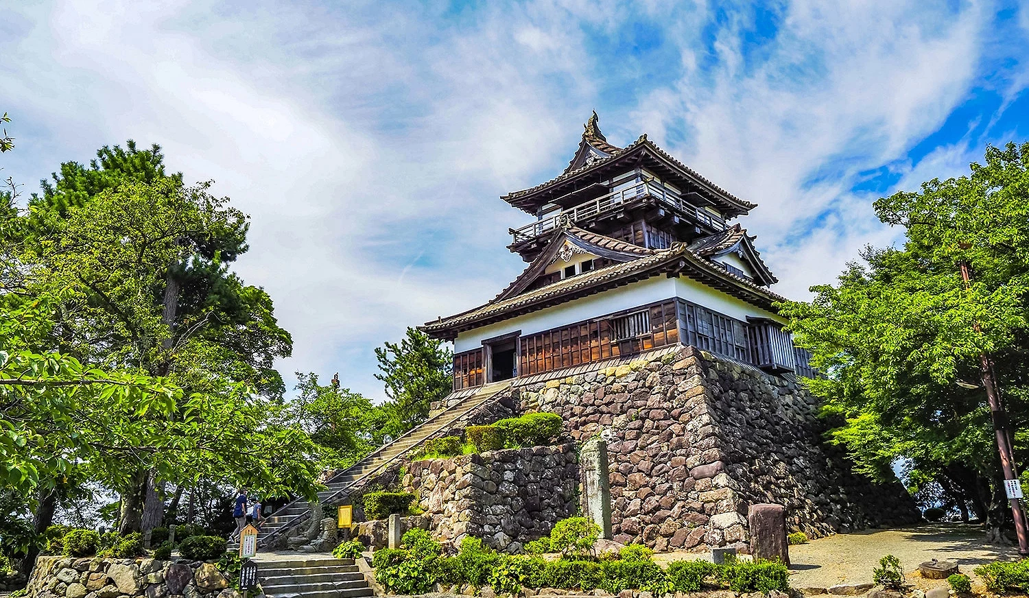 绿意盎然的丸冈城