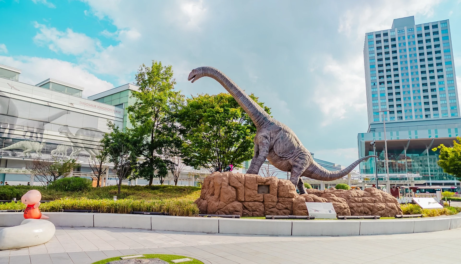 一到福井车站就会看到恐龙像!
