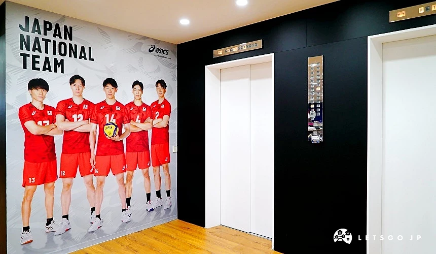 電梯旁的巨型排球、籃球明星海報