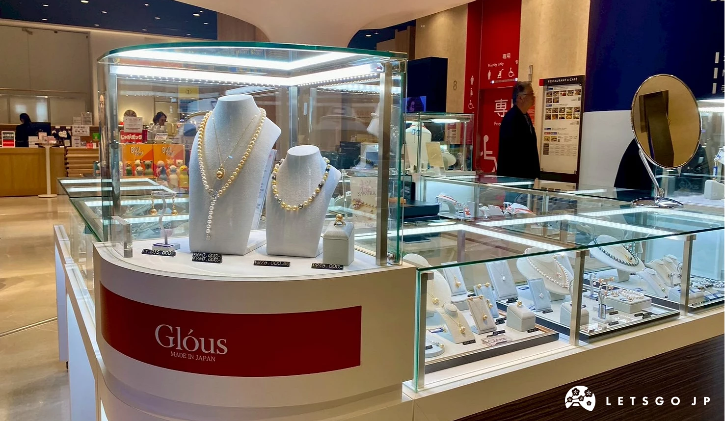 珠寶首飾專櫃,陳列項鍊與耳環。