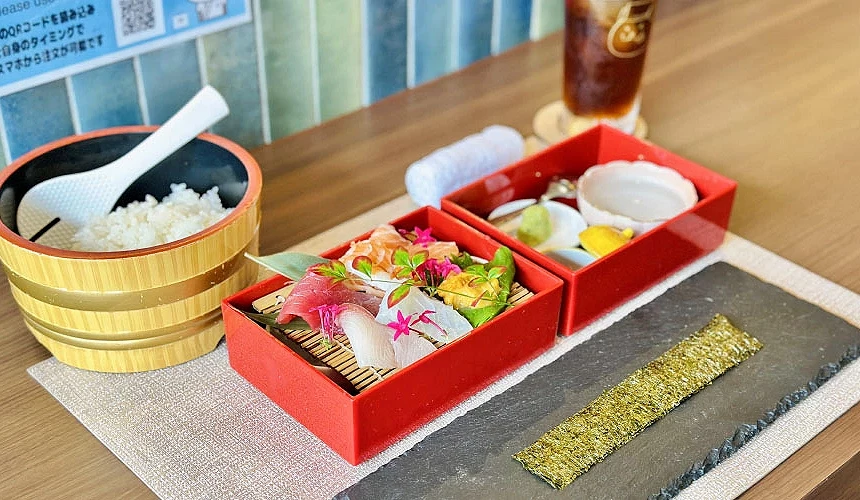 寿司体验食材包含醋饭、各种鱼类生鱼片等7款海鲜、芥末与海苔摄影:Angie