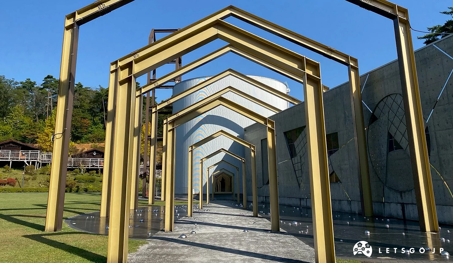 宮澤賢治童話村「賢治の學校」外觀。一座由多重金色金屬拱門組成的走廊