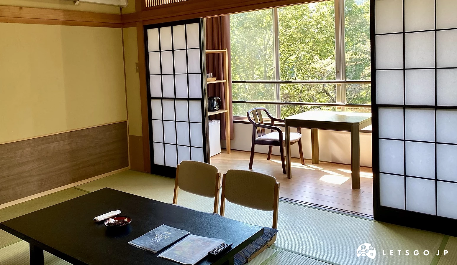 塌塌米房間與外頭綠葉景色