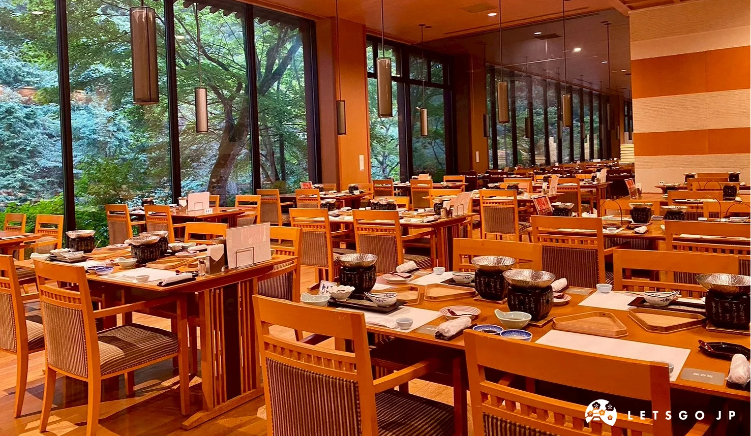 餐廳及餐廳窗外的綠葉景色