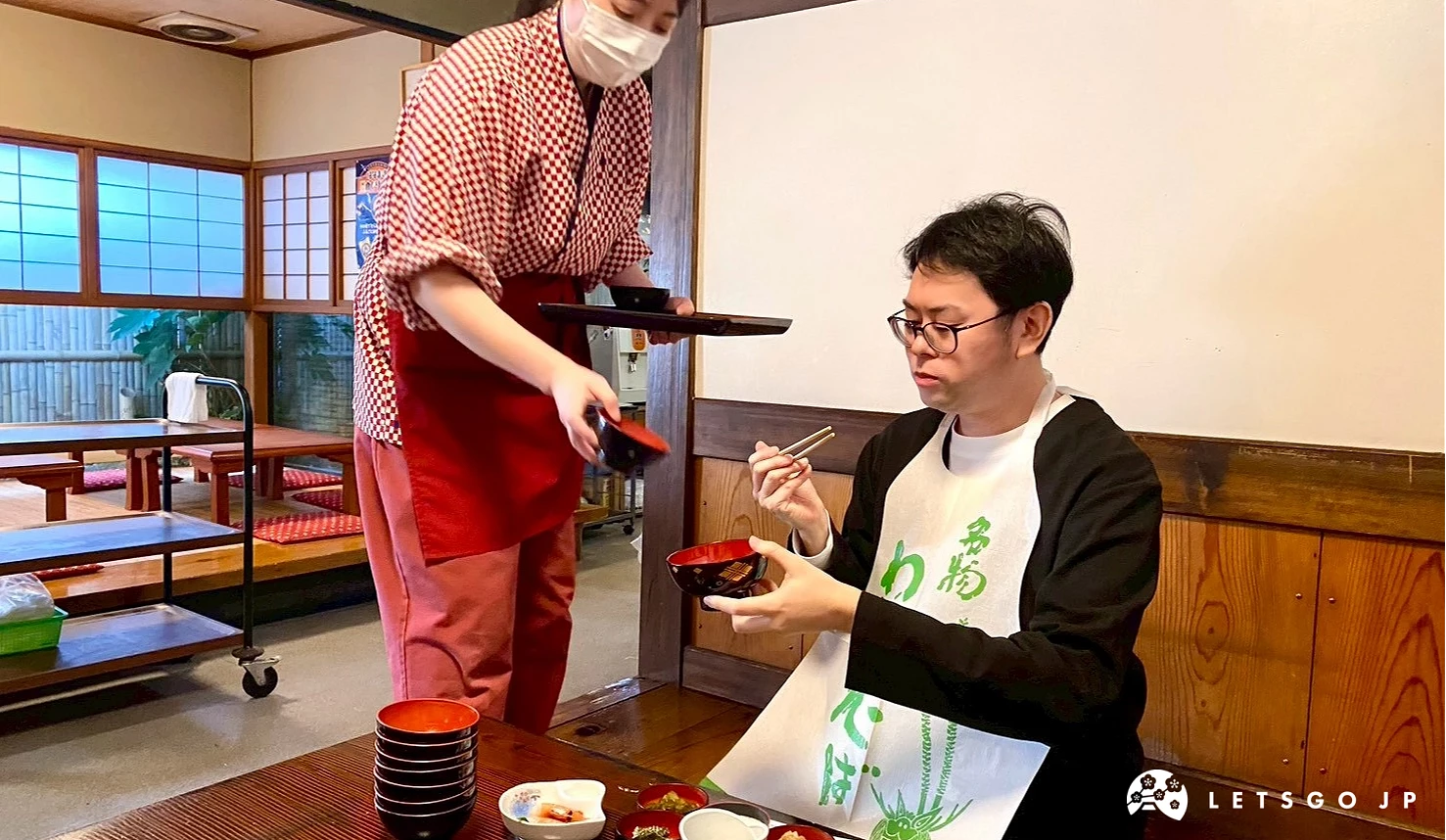 店員正在補充椀子蕎麥麵