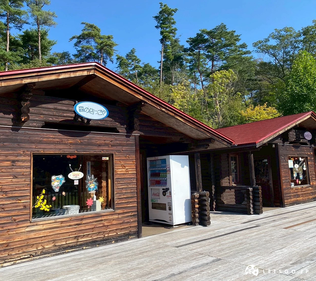 兩棟獨立的深色木造建築