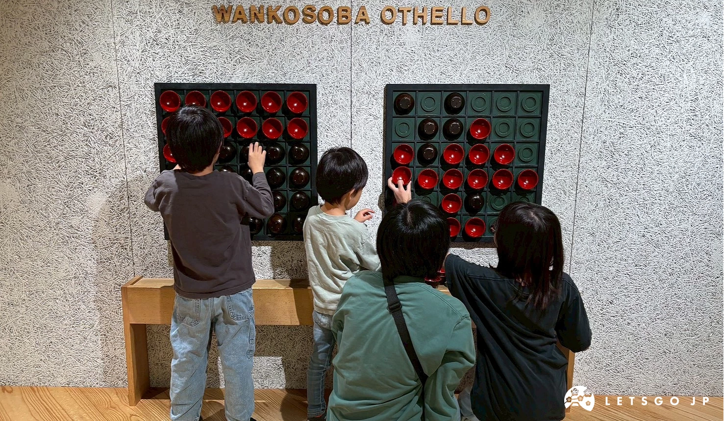 孩子們在玩一個堆疊紅碗的趣味遊戲