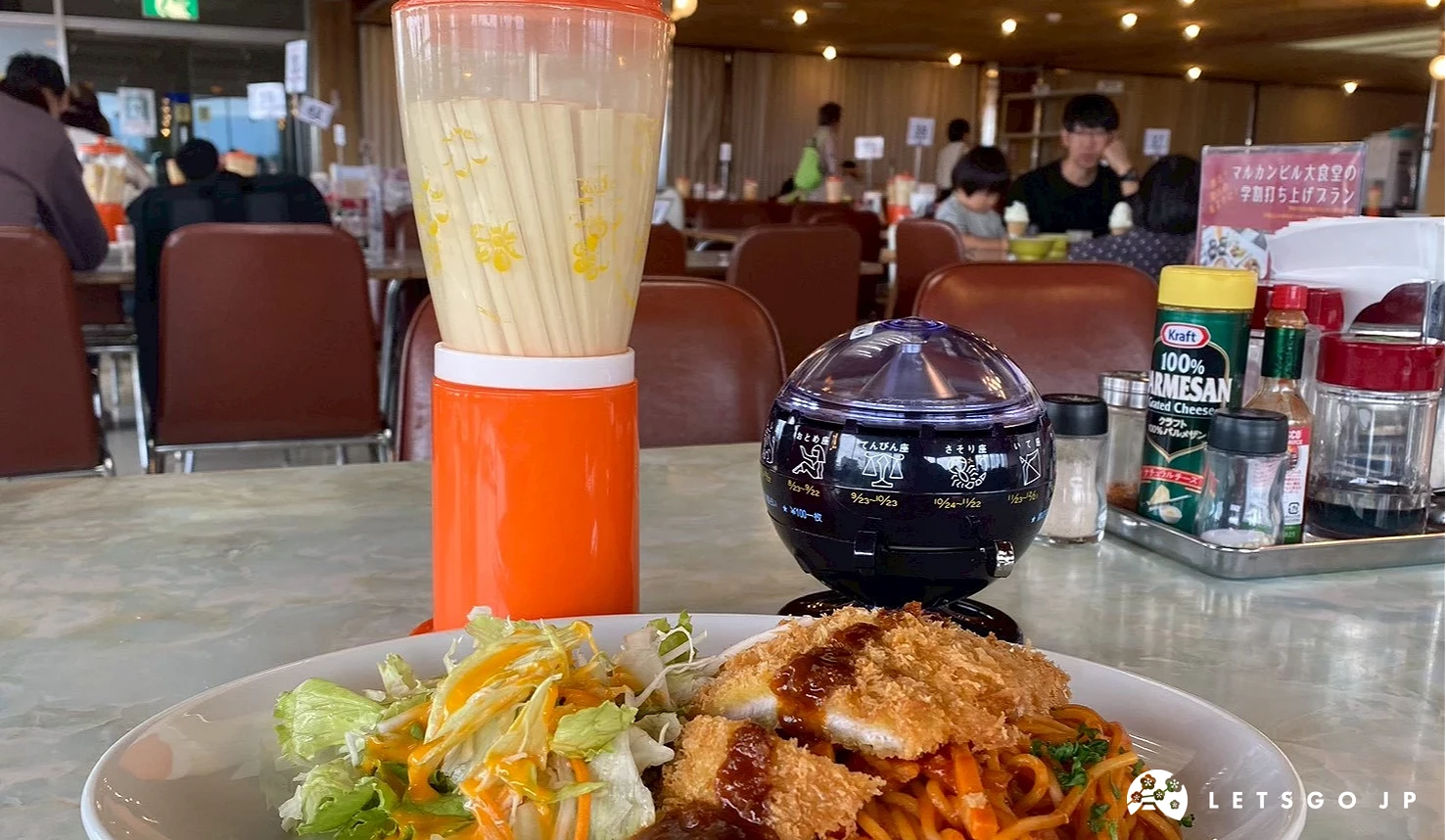 拿坡里炸豬排與懷舊筷筒與抽籤機