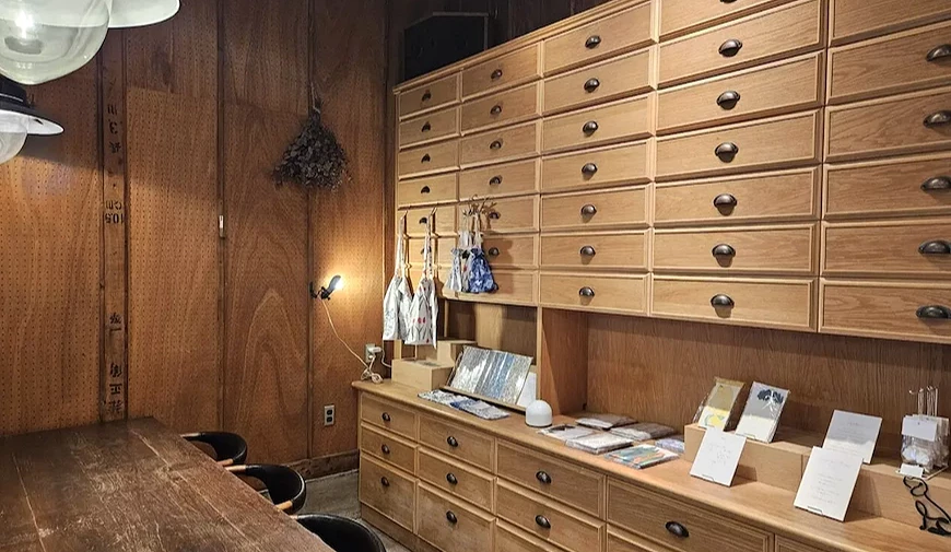 HIKIDASHI店内真的摆满了各式各样的抽屉