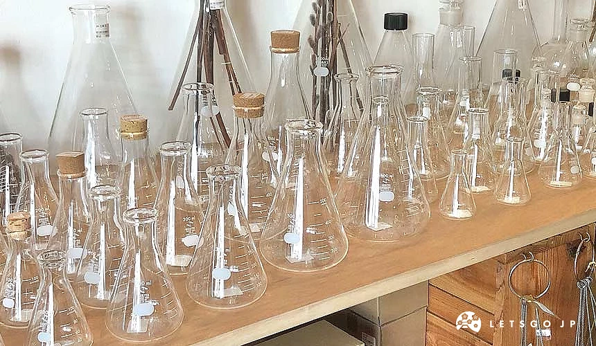 在理科室可找到各式各样实验玻璃瓶