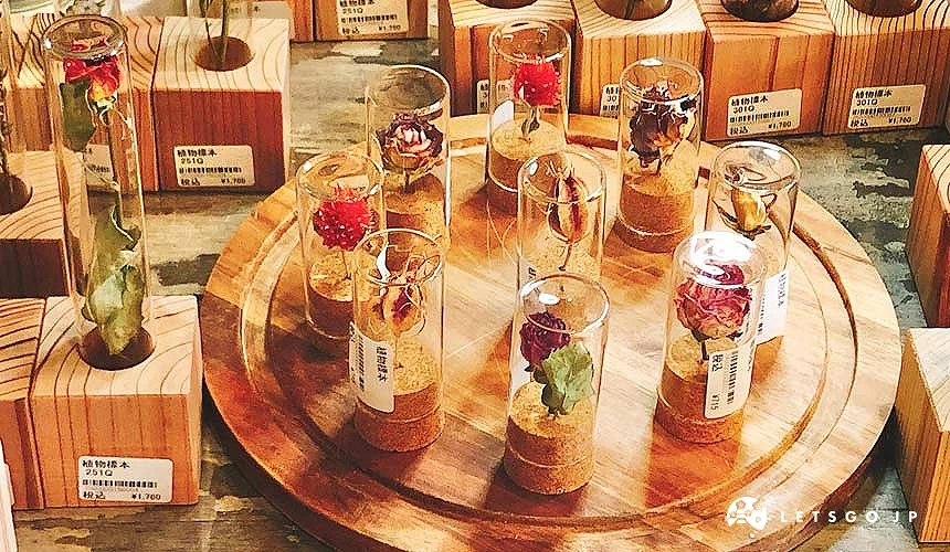 试管中加入干燥花成为了美丽的装饰