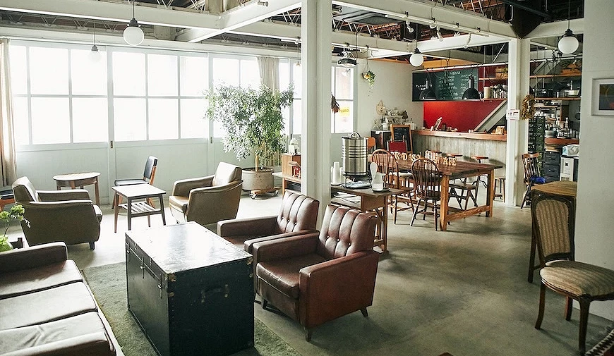 店内保留了老建筑的水泥墙与木质结构,结合各式老件家俱与温暖灯光