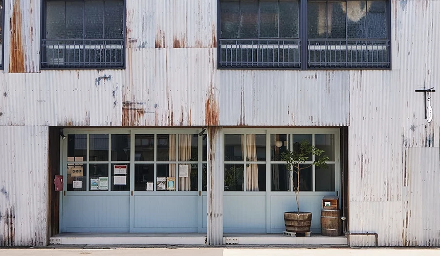 老公寓改建而成,保留了保留了老建筑的水泥墙与木质结构