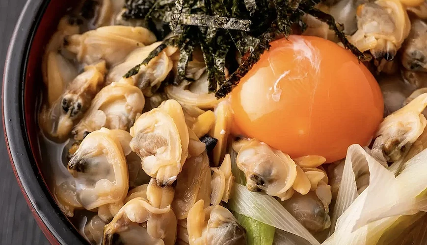 热腾腾的米饭扑满了新鲜蛤蜊