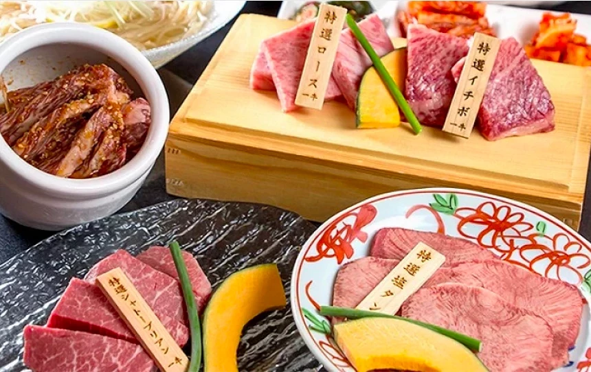 各式各样的烧肉与小菜放在盘子上