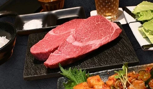兩大塊新鮮牛肉與小菜和調味料