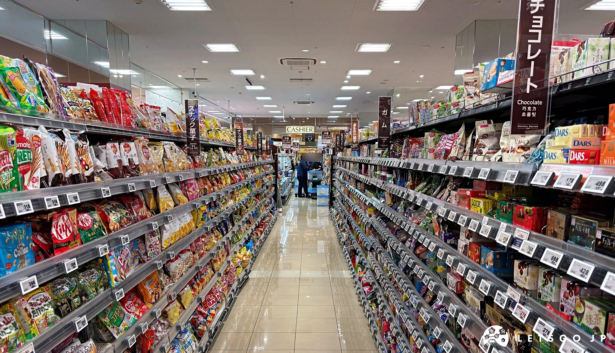 超市內休閒零食糖果陳列架