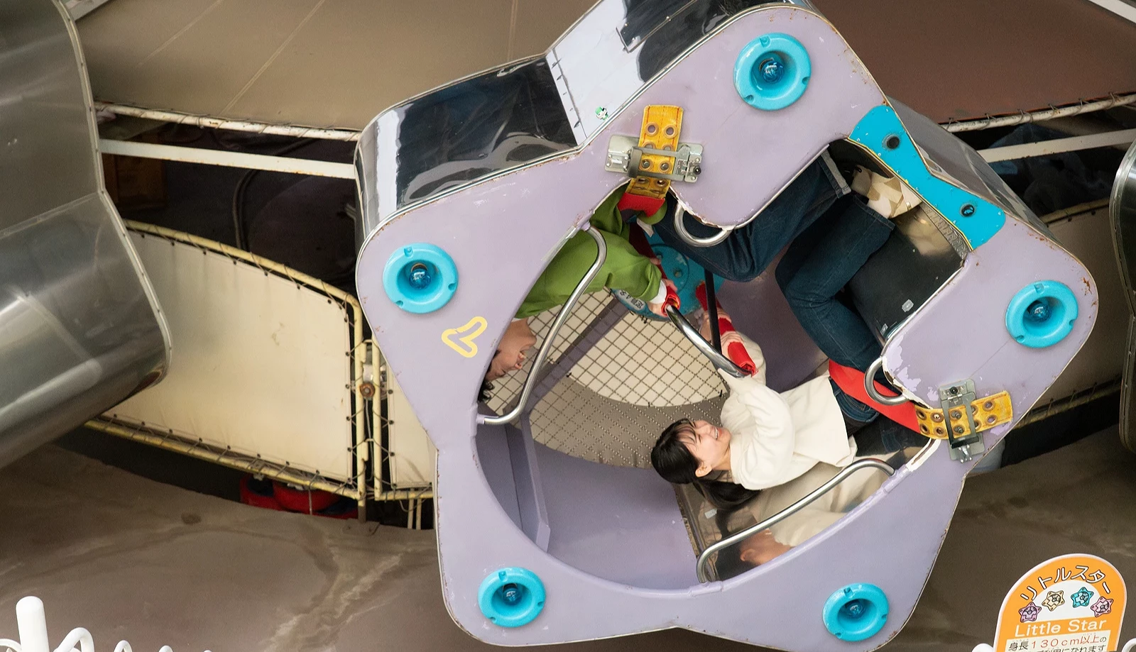 遊樂設施「旋轉小星星」的外觀如星星一般,中間挖空可讓遊客乘坐。