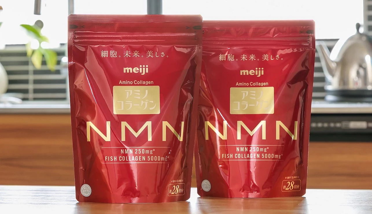 兩包NMN膠原蛋白粉袋裝,背景為廚房