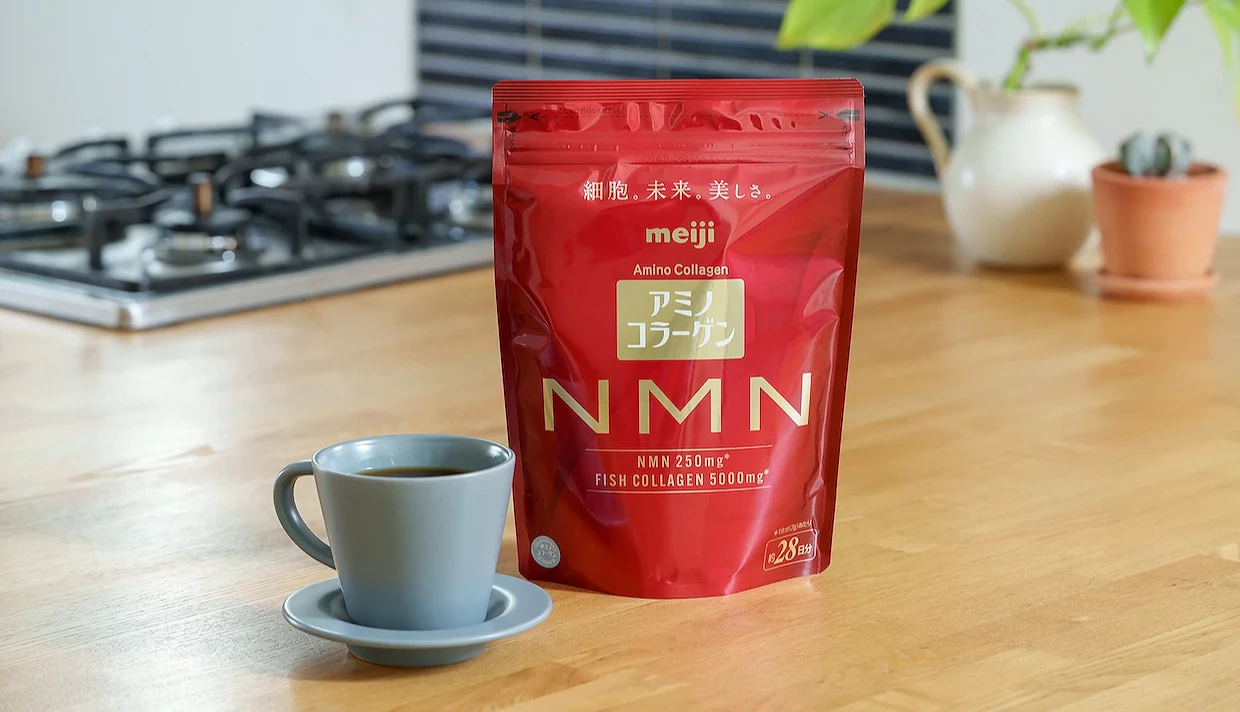 一包放在廚房的明治氨基膠原蛋白NMN,旁邊有一個杯子