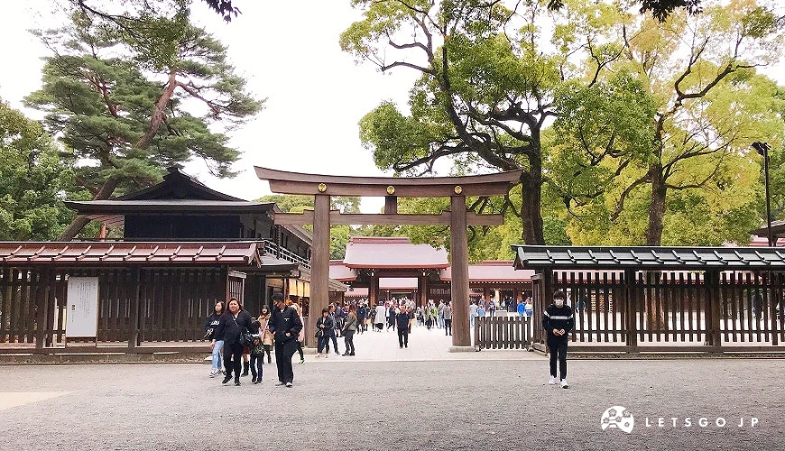 明治神宫大鸟居与参拜游客