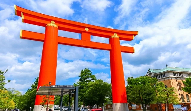 平安神宮的紅色大鳥居