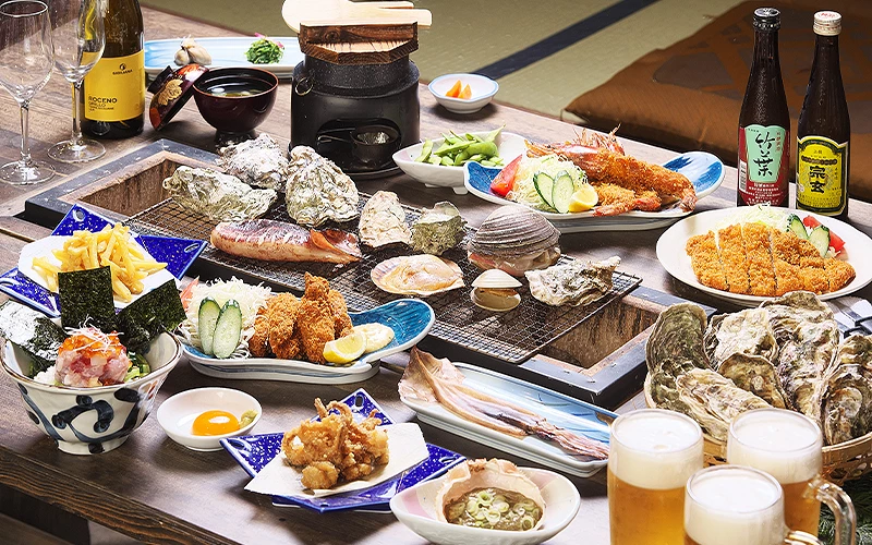 桌上擺滿烤牡蠣、海鮮與多道料理