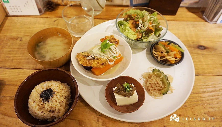 以玄米为主食的健康养生餐(饭、豆腐、沙拉、味噌汤)