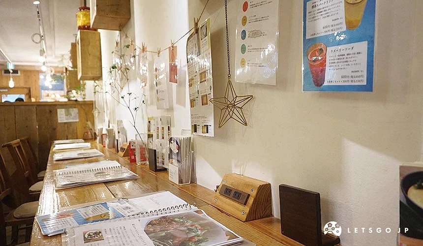 店内角落长桌上放着菜单墙壁上有菜品介绍