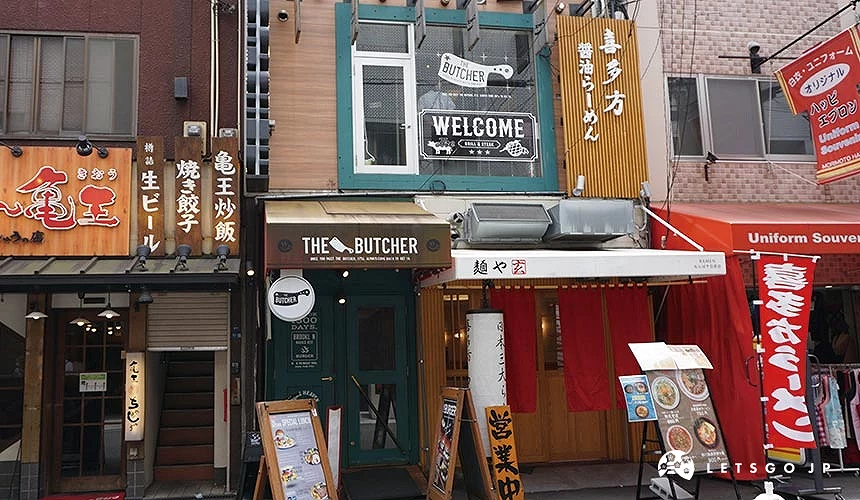 木头门口白色圆形招牌的汉堡店外观