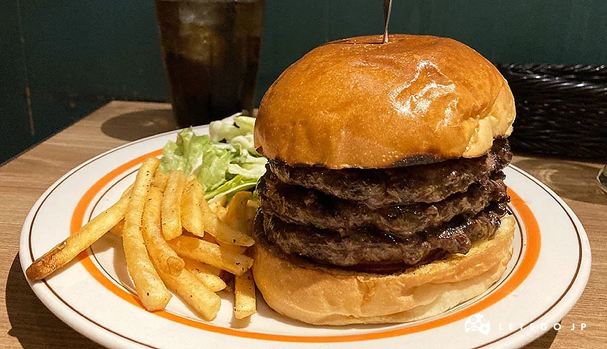 三层汉堡肉的汉堡及薯条