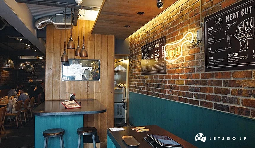 绿色桌子、墙壁及红砖造型餐厅内装