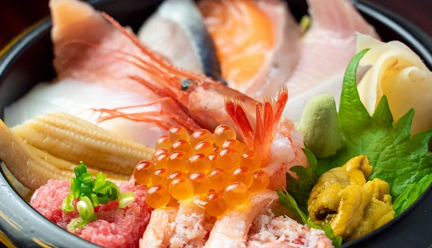 裝了甜蝦、鮭魚卵、蟹肉、海膽和日本海鮮魚的海鮮蓋飯