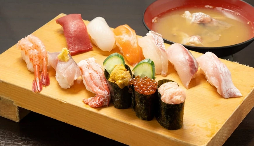 搭配味噌湯的壽司套餐