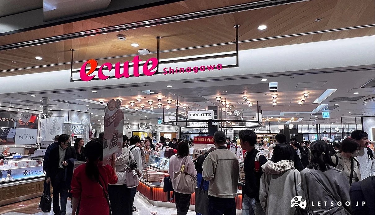 ecute 品川商場內有許多人在選購商品