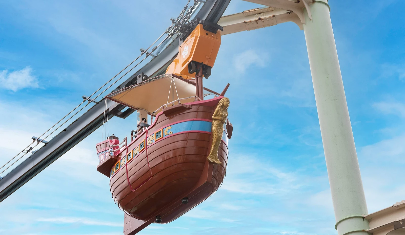 海盜船模樣的船隻,被吊在空中軌道上緩慢前行著。