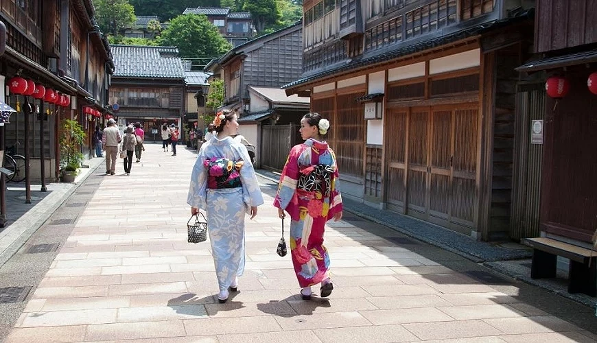 兩位女性觀光客穿著和服走在東茶屋街