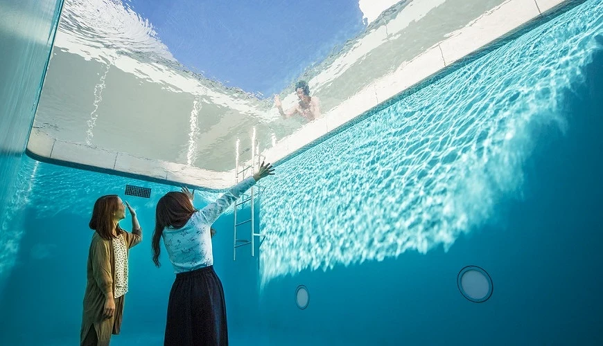 觀光客們在《泳池》拍照