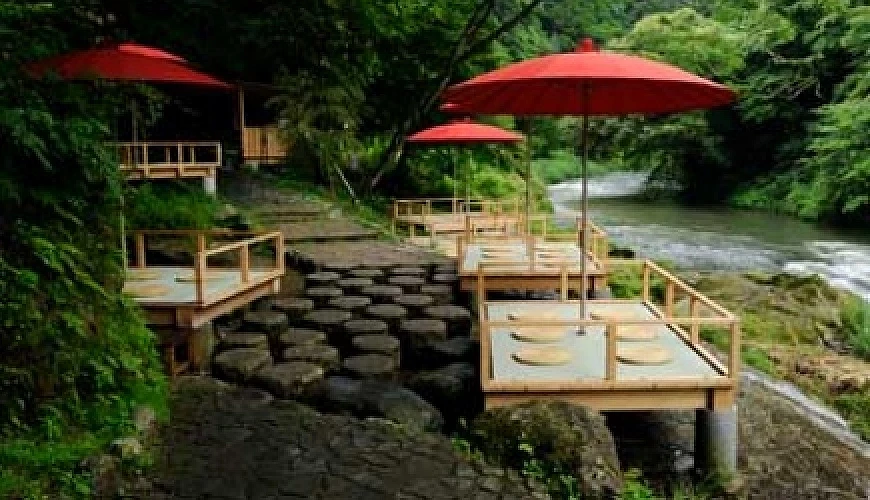 山中溫泉鶴仙溪旁的休息露臺