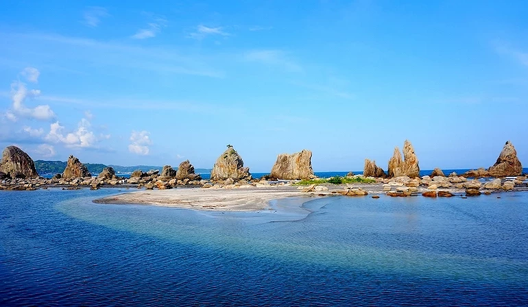 桥杭岩与湛蓝清澈的大海