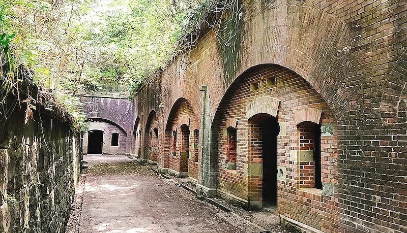 红砖头建成的炮台遗迹