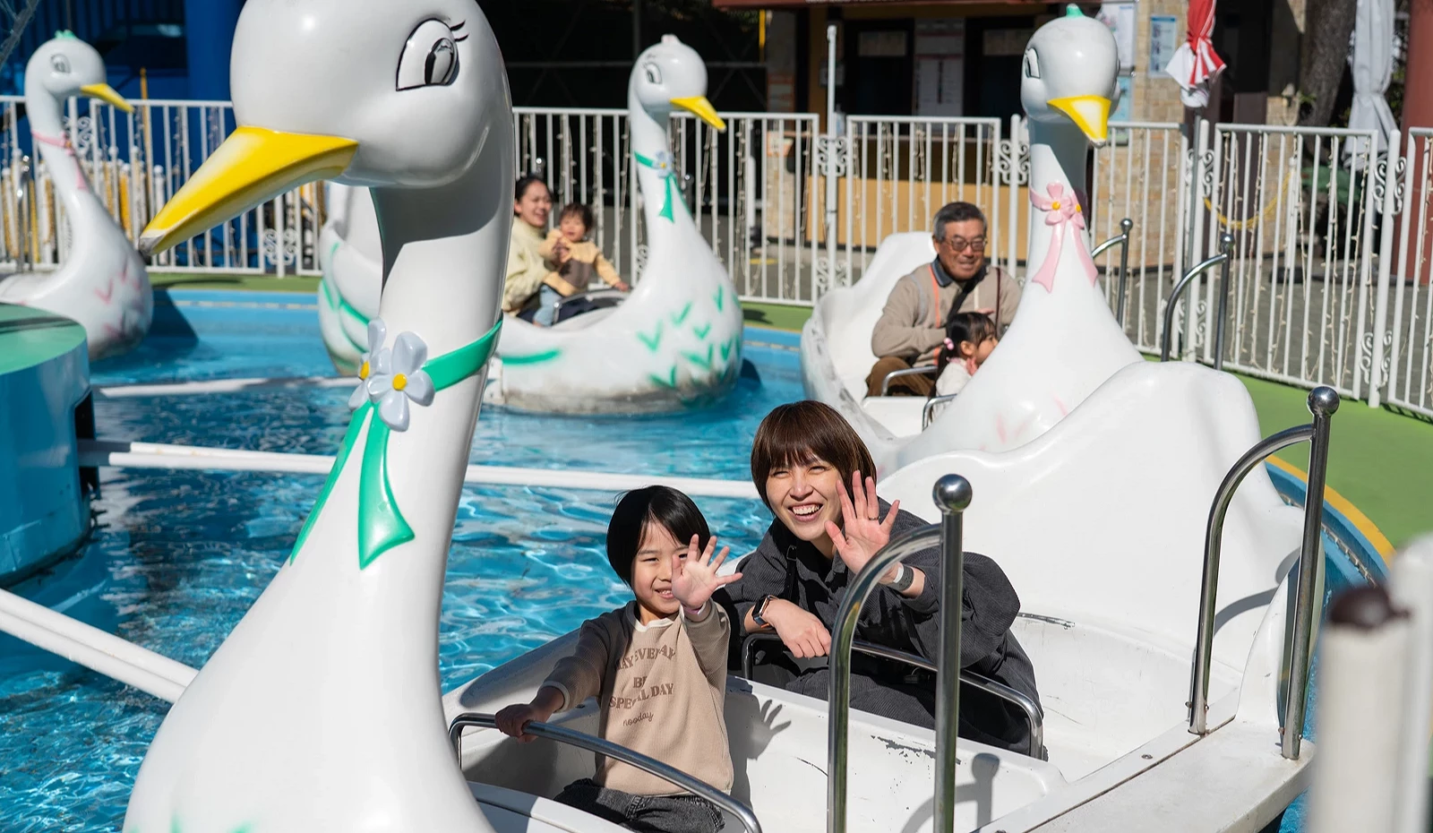 天鵝船上有笑得非常開心的媽媽與小孩