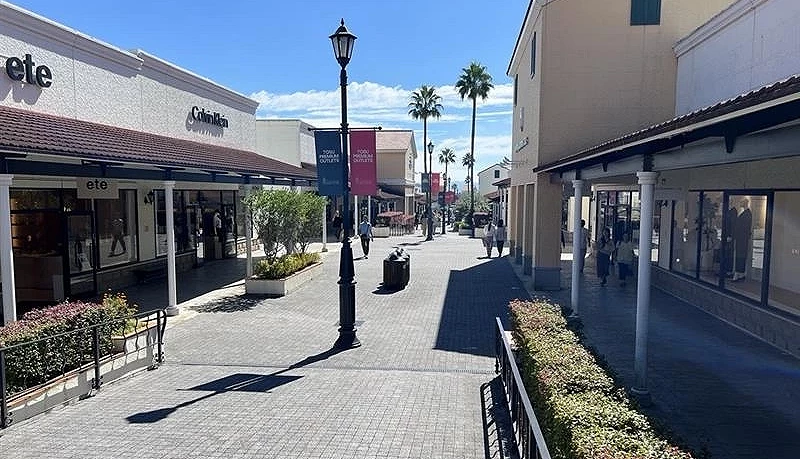 鳥栖outlet內部街道