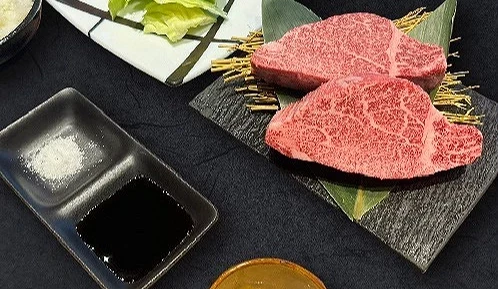 兩大塊油花均勻的牛肉與調味料