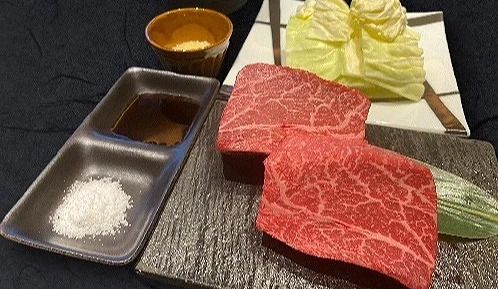 兩大塊新鮮牛肉與調味料