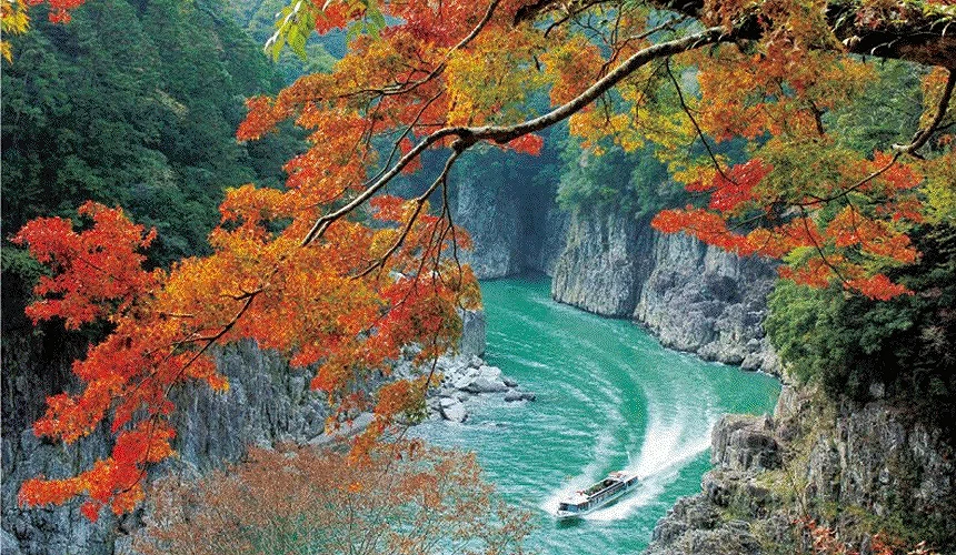 静峡的湖水与红叶