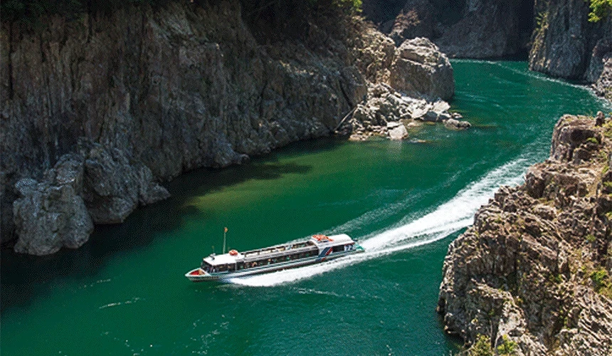 静峡的湖水与行进中的船