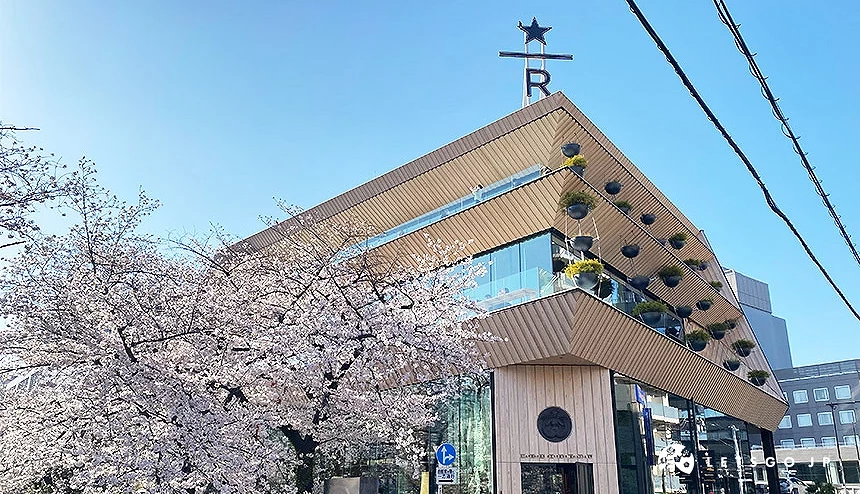 樱花及东京星巴克臻选烘焙工坊外观