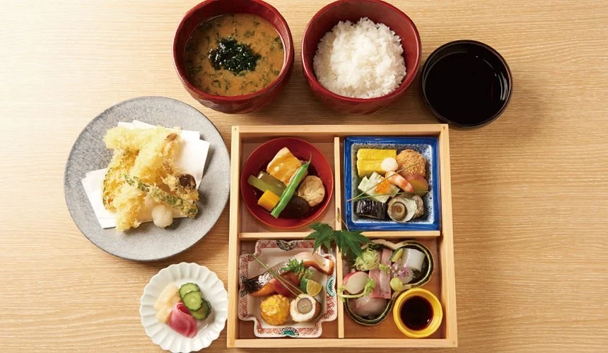 套餐內容:四種家常菜、天婦羅、白飯、味增湯的組合