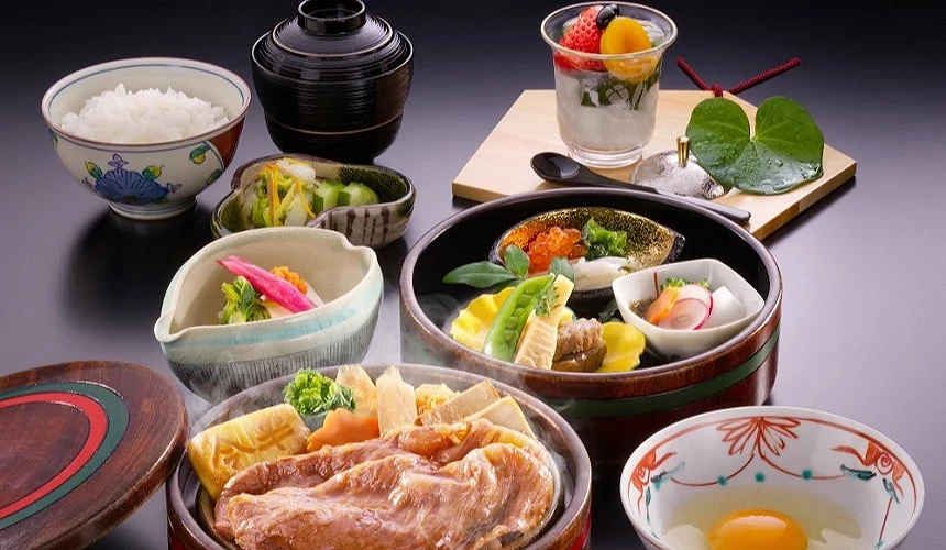 壽喜燒便當內容:小菜3種、迷你壽喜燒、甜點